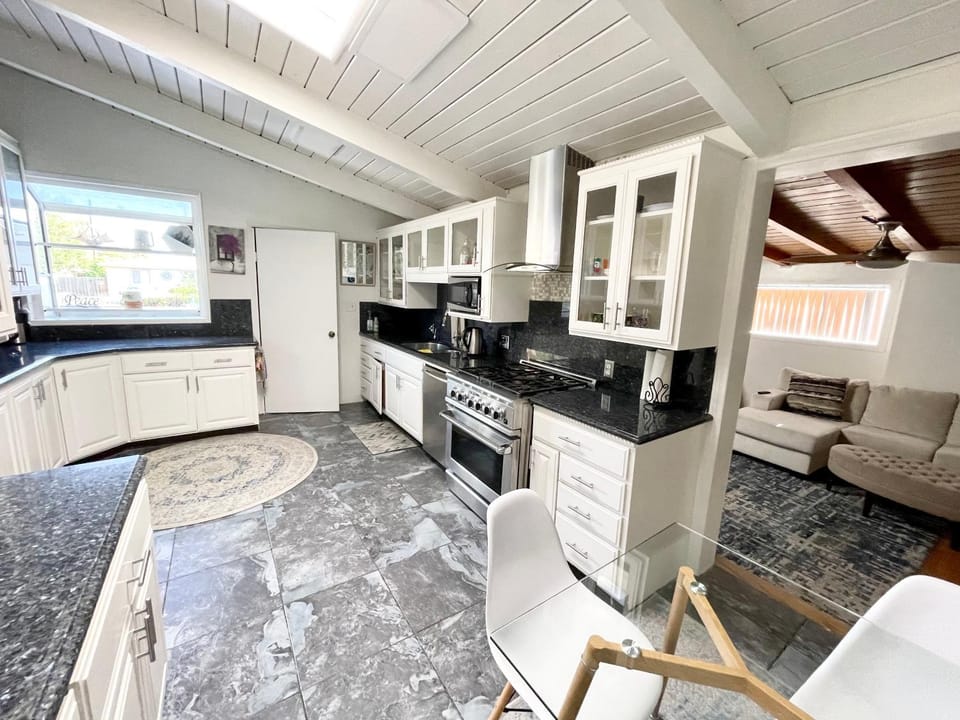 Private Pool Entire House with Spa, Family-Friendly 3BR House in Winnetka