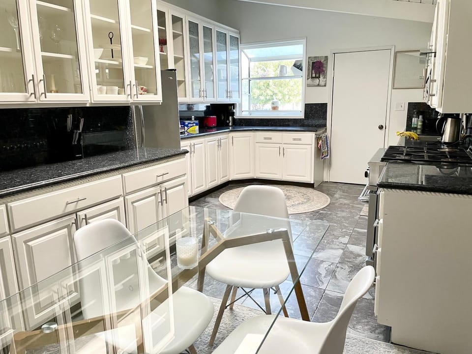 Private Pool Entire House with Spa, Family-Friendly 3BR House in Winnetka