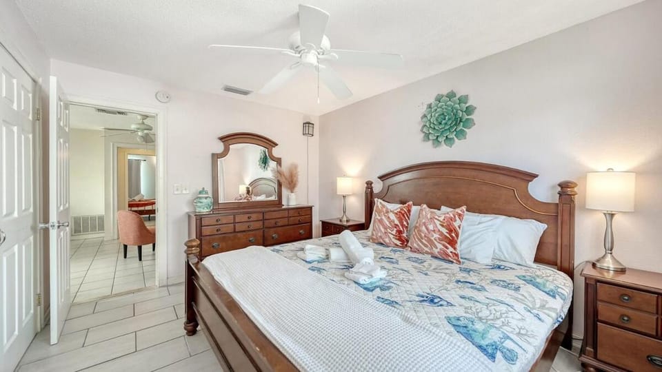 2L Lido Key Steps to Beach Walk to St Armands Apartment in Lido Key