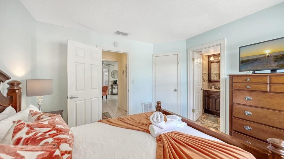 2L Lido Key Steps to Beach Walk to St Armands Apartment in Lido Key