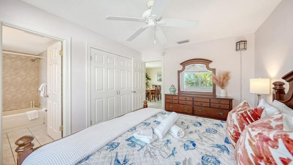 2L Lido Key Steps to Beach Walk to St Armands Apartment in Lido Key