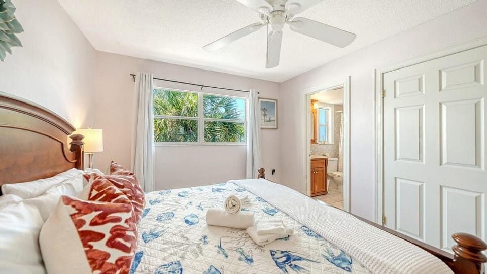 2L Lido Key Steps to Beach Walk to St Armands Apartment in Lido Key