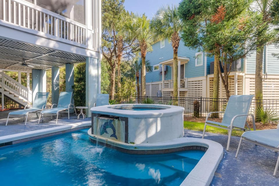 Property building, Day, Garden, Hot Tub, Seating area, Swimming pool