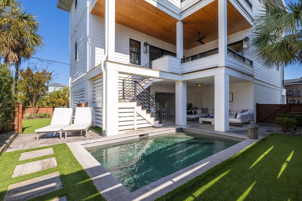 Property building, Day, Garden, Balcony/Terrace, Pool view, Swimming pool