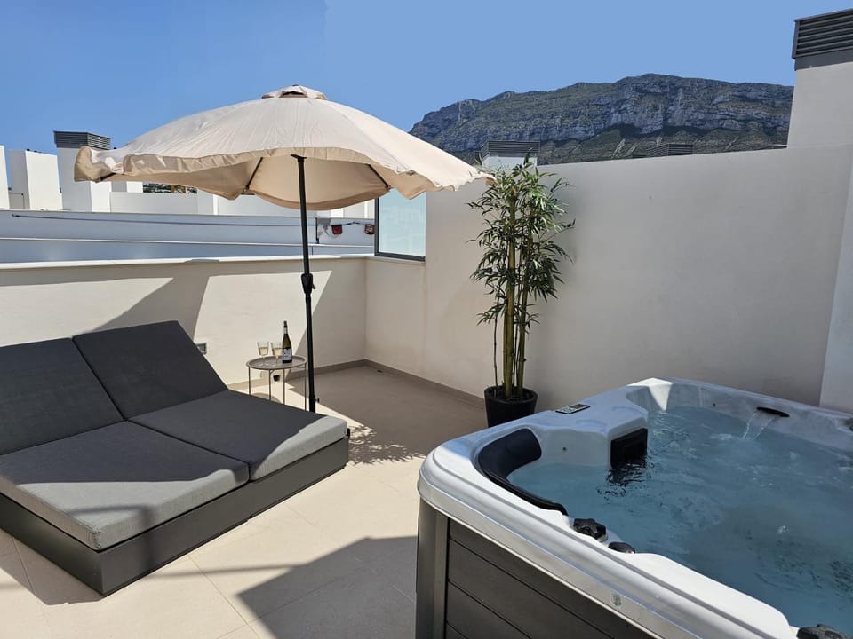 Hot Tub, Hot Tub, Balcony/Terrace, Mountain view, sunbed