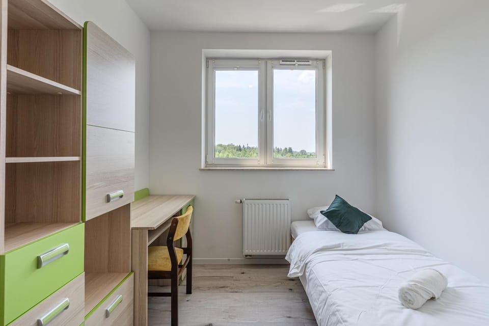 Bed, Photo of the whole room, towels, wardrobe