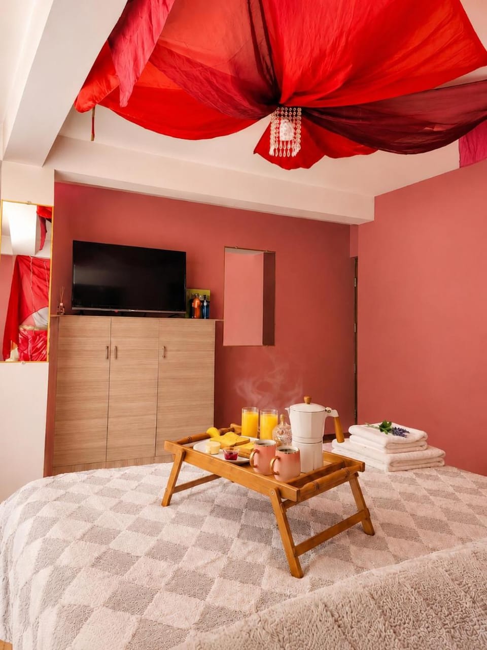 Property building, Bed, Coffee/tea facilities, Living room, Food and drinks, Photo of the whole room, Decorative detail, Decorative detail, Seating area, Bedroom, Breakfast, Continental breakfast, towels
