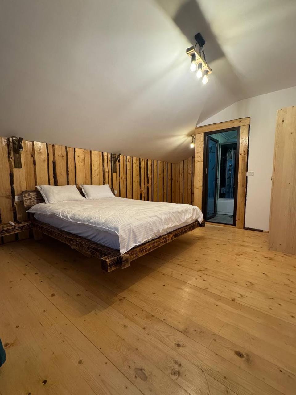The Wildwood Basecamp - Patarlagele Bed and Breakfast in Prahova, Romania