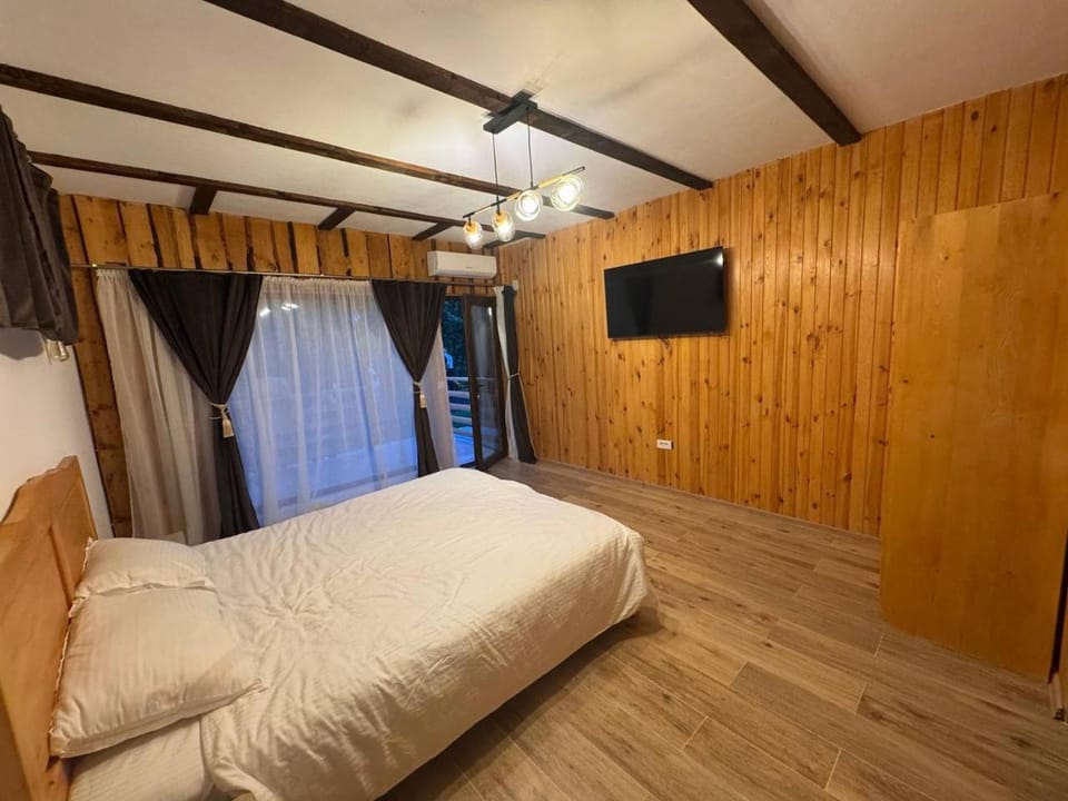 The Wildwood Basecamp - Patarlagele Bed and Breakfast in Prahova, Romania