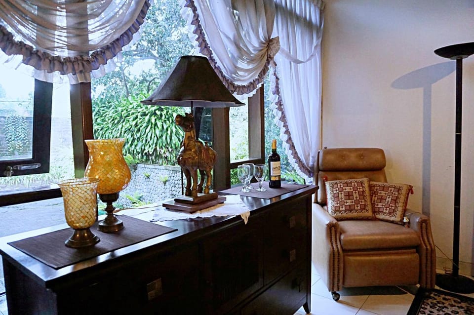 Kitchen or kitchenette, Dining area, Garden view