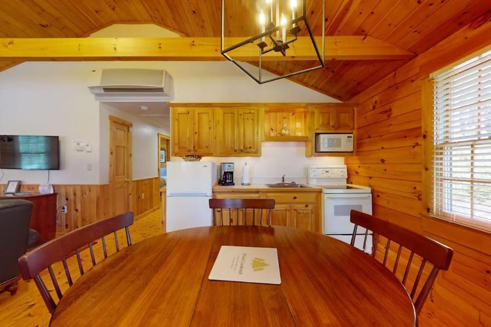 Kitchen or kitchenette, Dining area, dishwasher, stove, toaster, kitchen