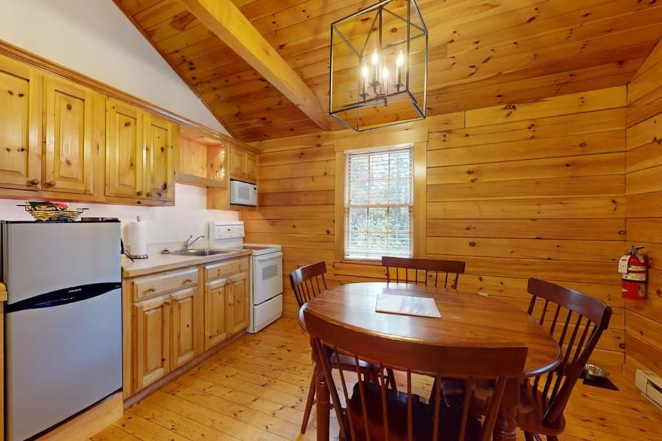 Kitchen or kitchenette, Dining area, kitchen