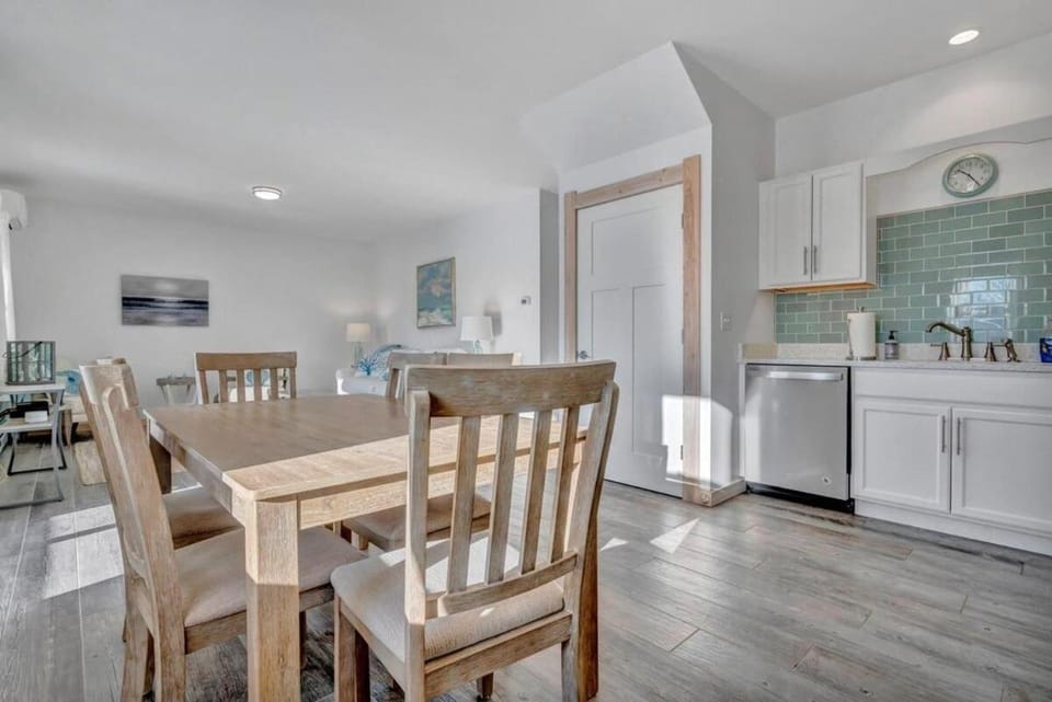 Kitchen or kitchenette, Living room, Seating area, Dining area, dishwasher, stove