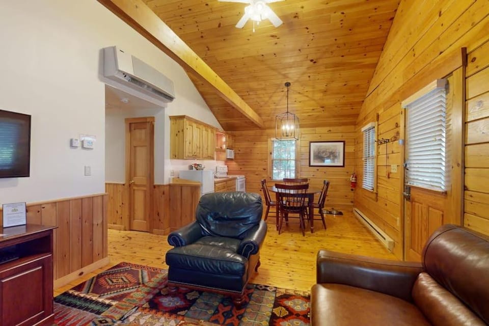 TV and multimedia, Kitchen or kitchenette, Living room, Seating area, Dining area