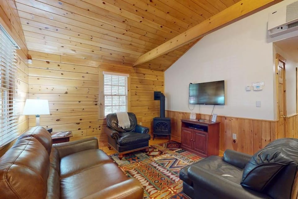 TV and multimedia, Living room, Seating area, air conditioner