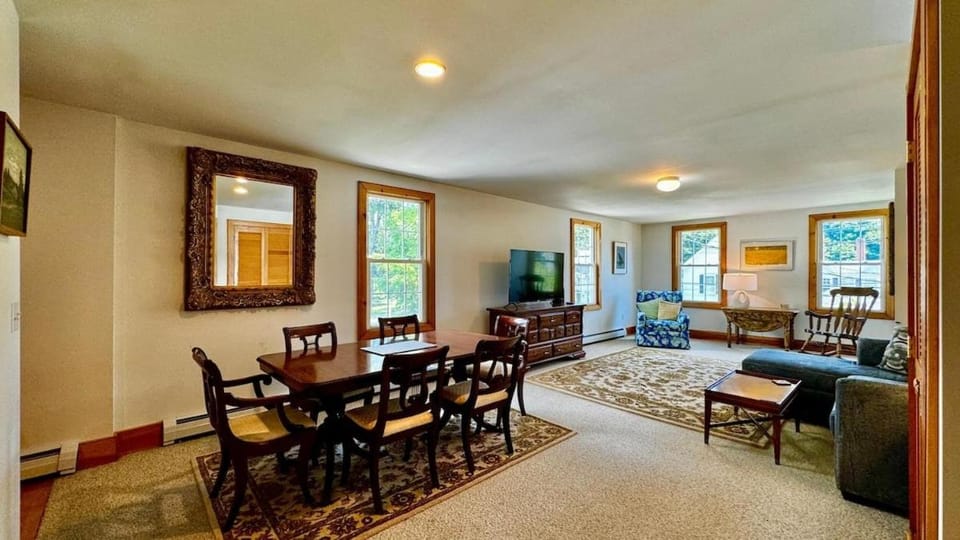 TV and multimedia, Living room, Seating area, Dining area