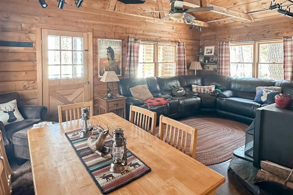 TV and multimedia, Living room, Seating area, fireplace