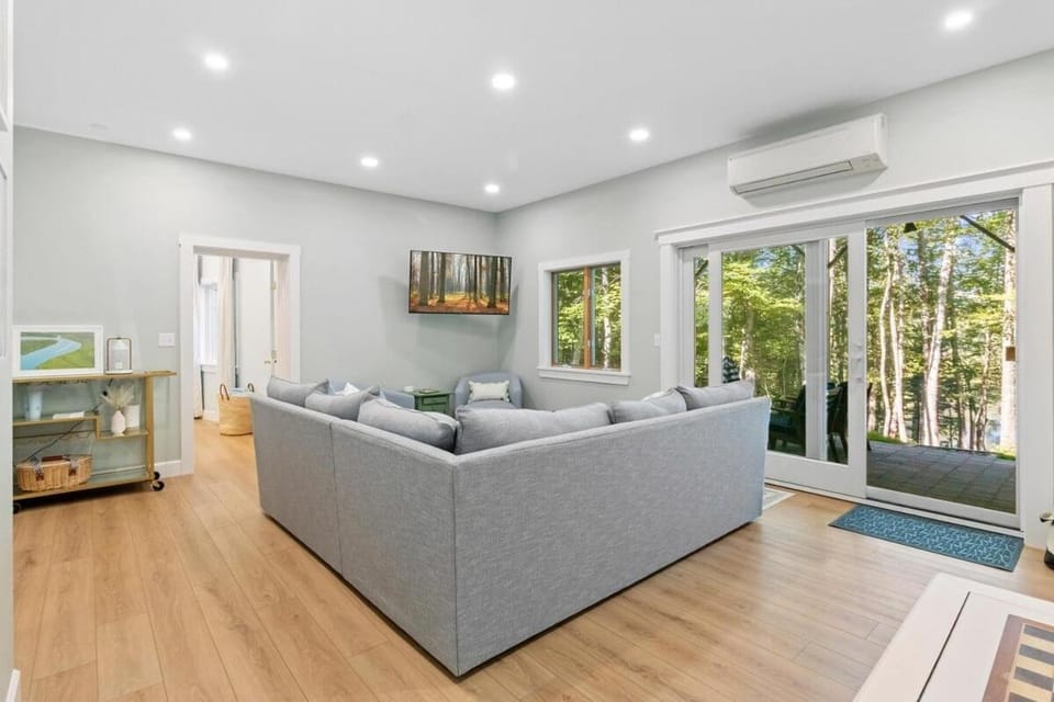 TV and multimedia, Living room, Seating area, air conditioner