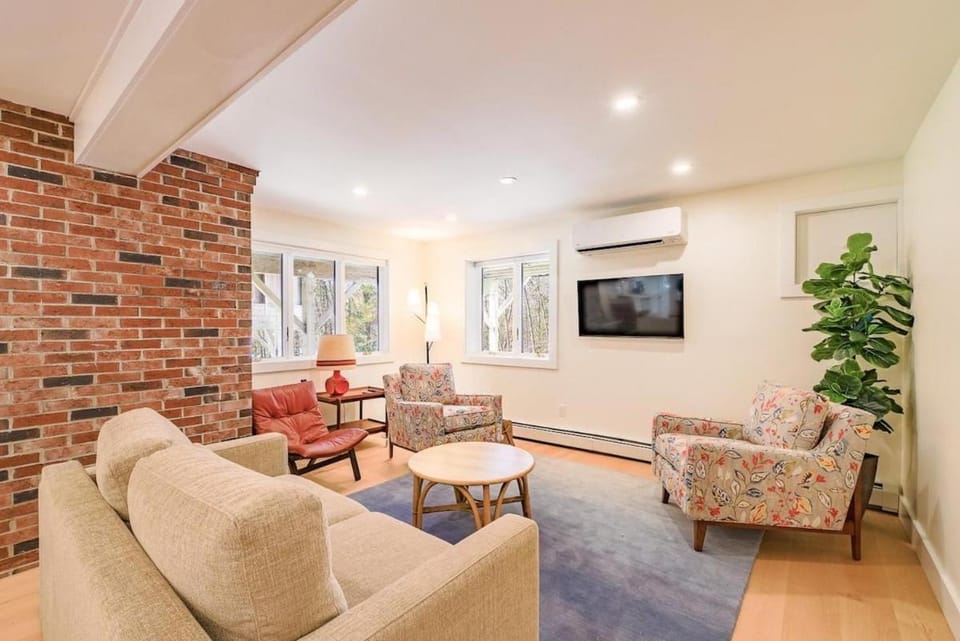 TV and multimedia, Living room, Seating area, air conditioner