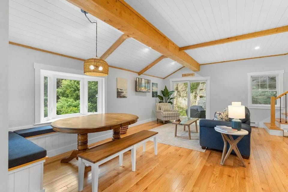 Living room, Seating area, Dining area