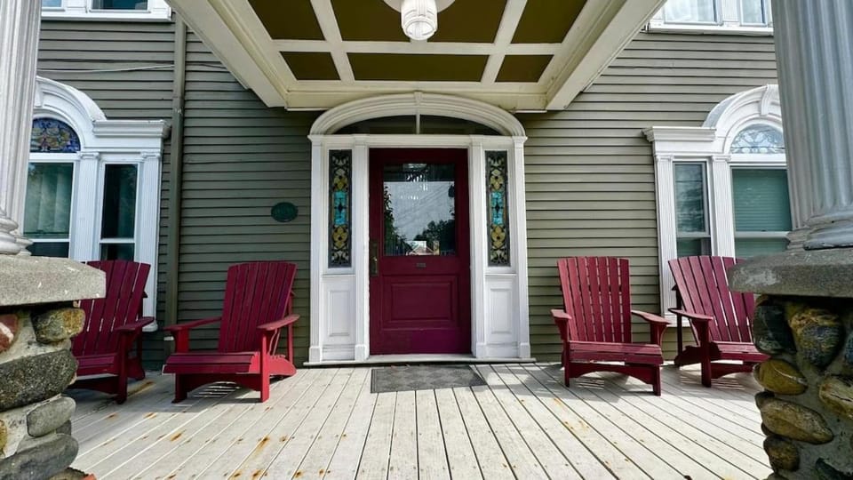 Property building, Facade/entrance, Day, Balcony/Terrace, Seating area