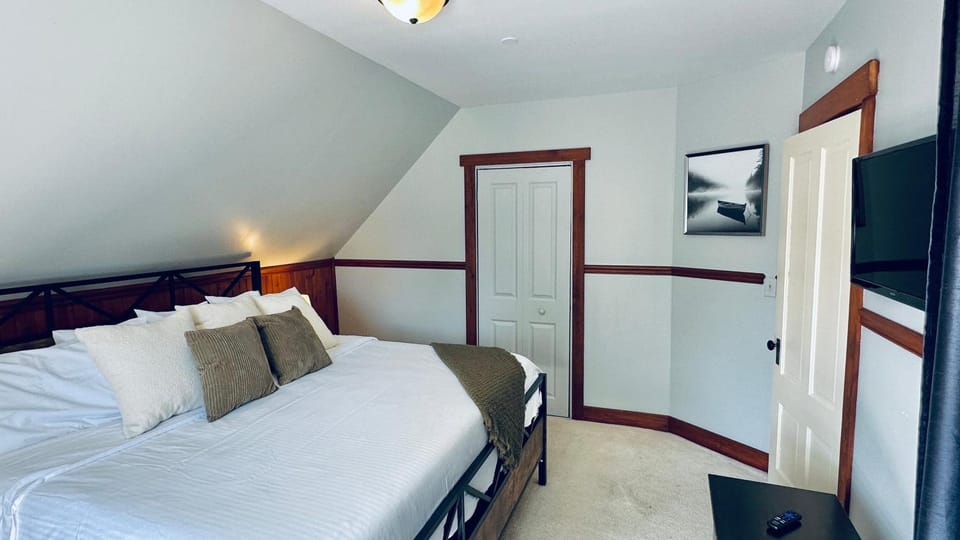 Bed, TV and multimedia, Bedroom