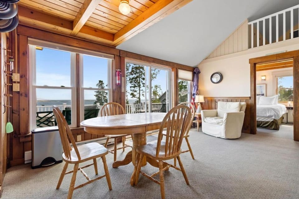Seating area, Dining area