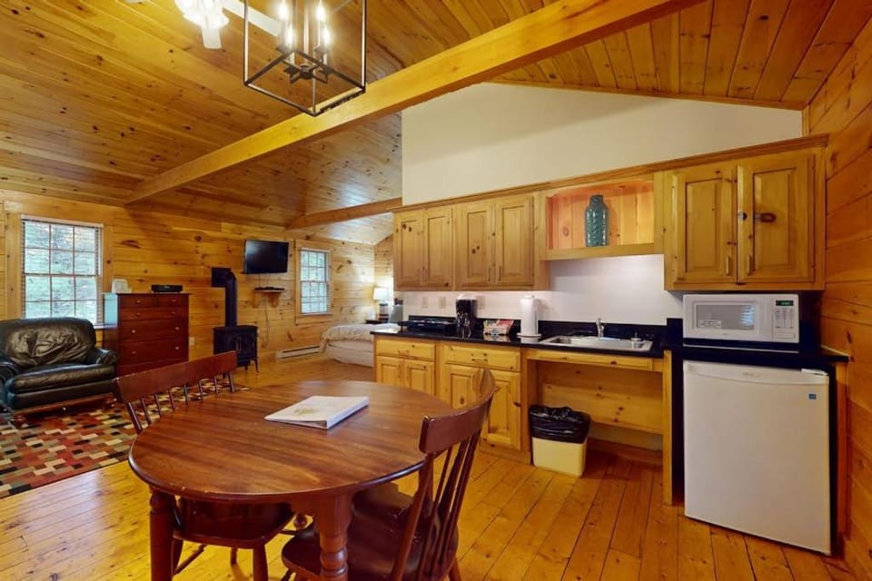 Kitchen or kitchenette, Dining area, oven, kitchen