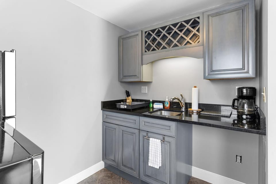 Kitchen or kitchenette, kitchen