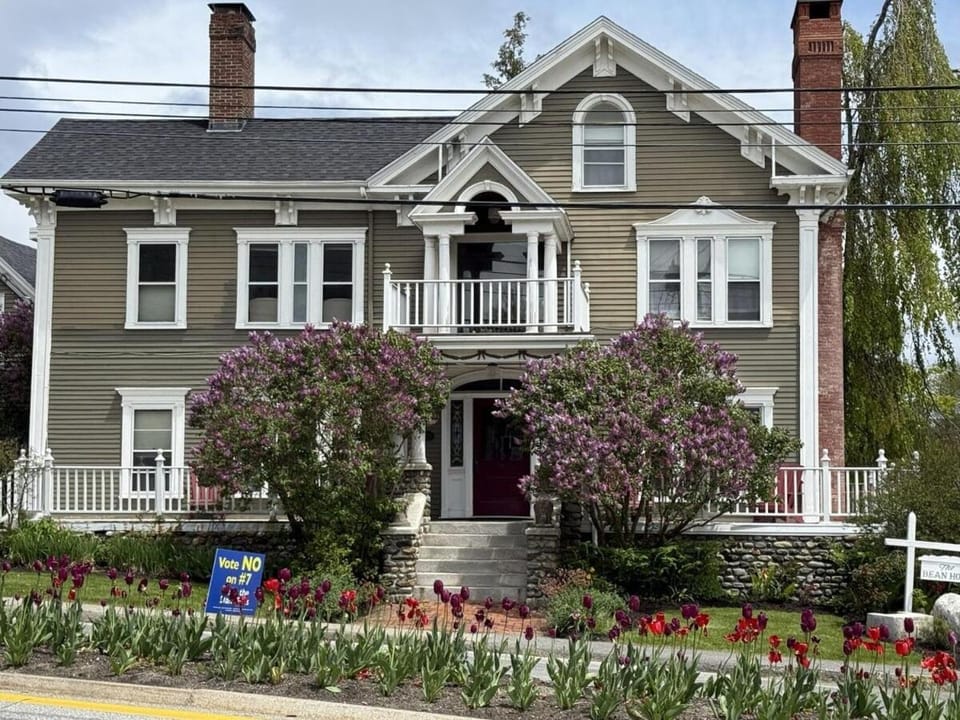 Property building, Spring, Day, Garden