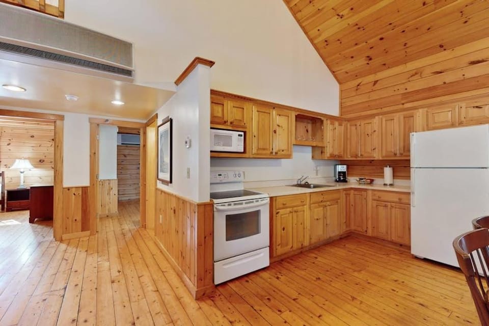 Coffee/tea facilities, Kitchen or kitchenette, oven, stove, kitchen