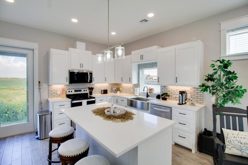 Walk to Beach & Pool Access! North Padre Retreat House in North Padre Island
