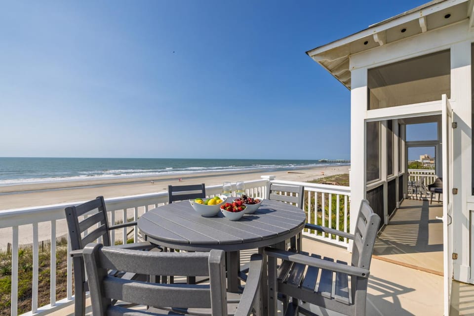 Patio, Day, Balcony/Terrace, Food and drinks, Seating area, Beach, Sea view