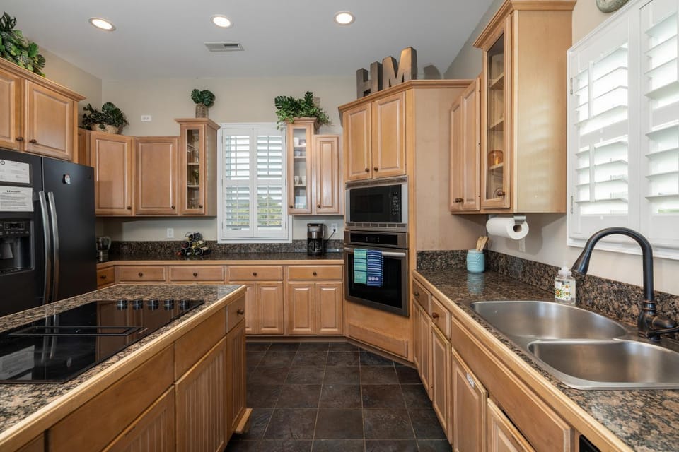 Day, Kitchen or kitchenette, furniture, microwave, oven