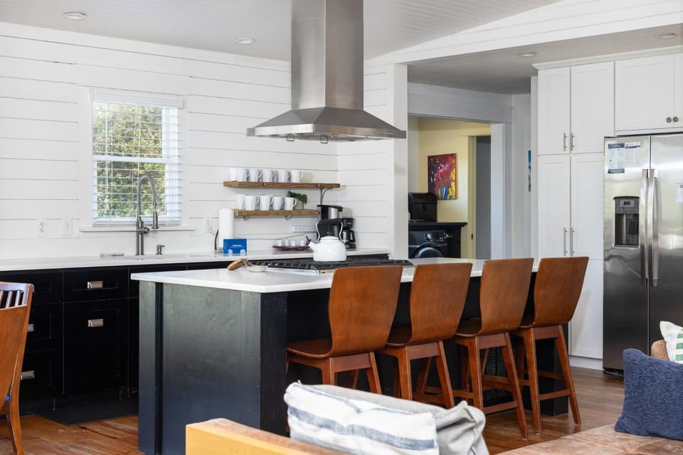Day, Kitchen or kitchenette, Seating area, furniture, stove, kitchen
