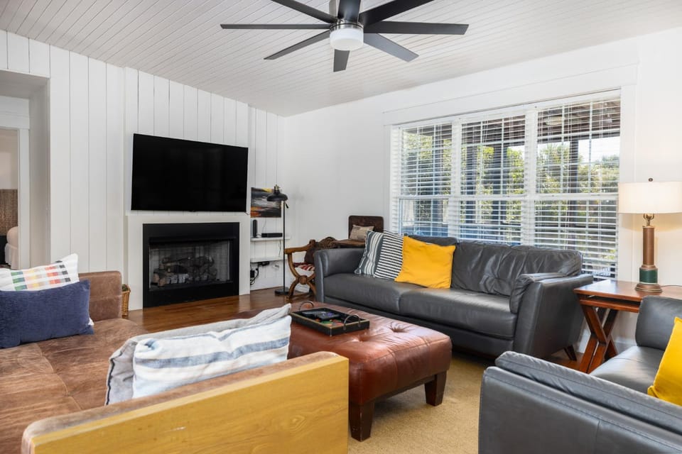 TV and multimedia, Living room, fireplace, furniture