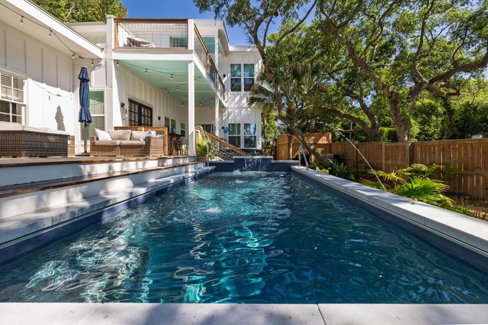 Property building, Patio, Day, Garden, Balcony/Terrace, Pool view, Swimming pool