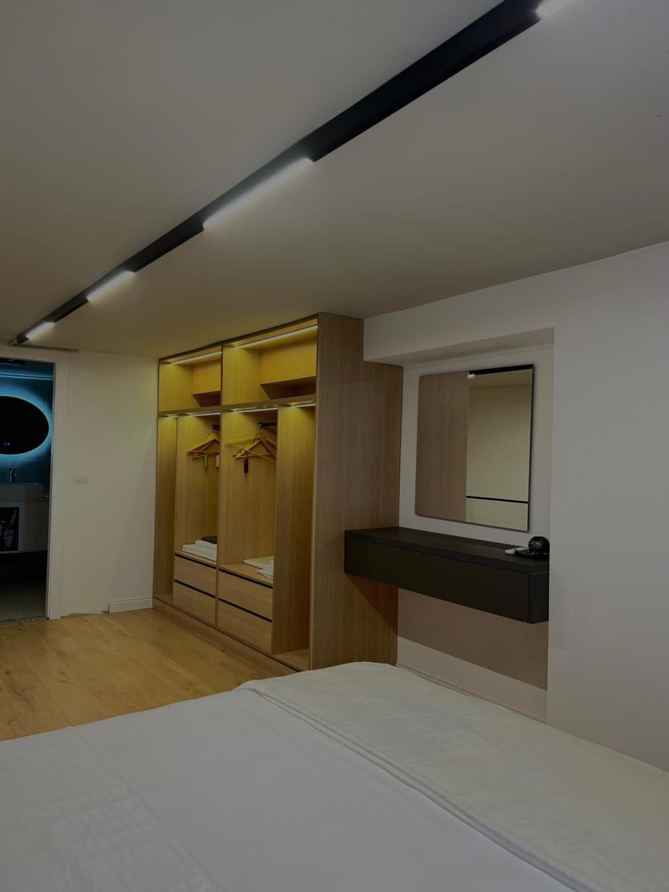 Photo of the whole room, Bedroom