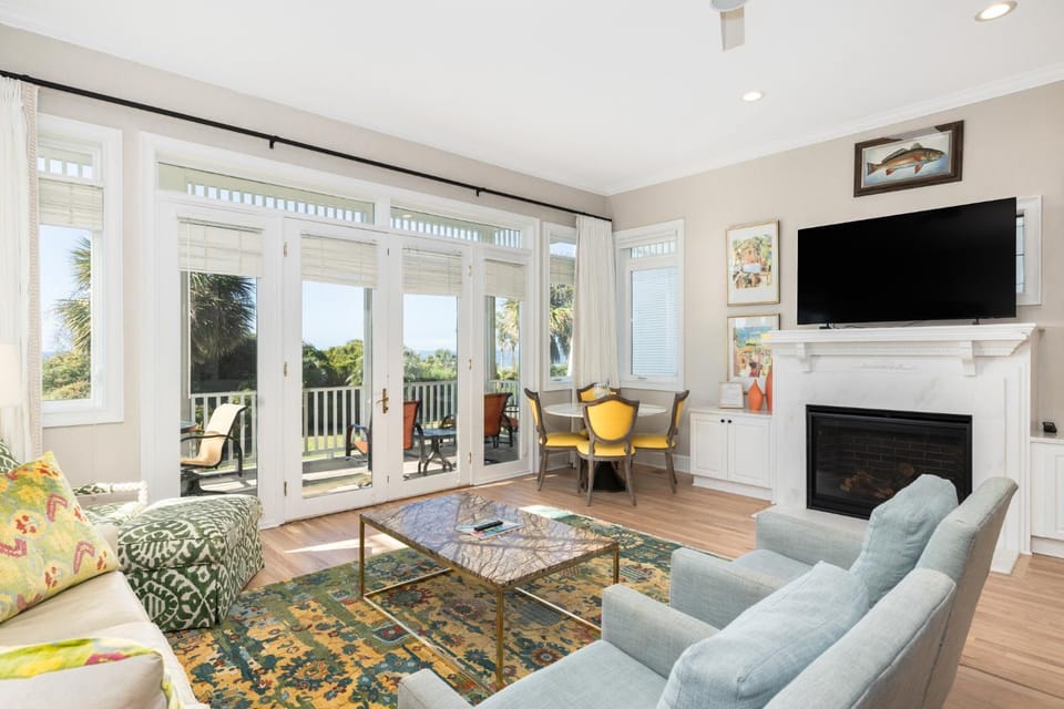 Day, TV and multimedia, View (from property/room), Balcony/Terrace, Living room, Seating area, Dining area, fireplace, furniture