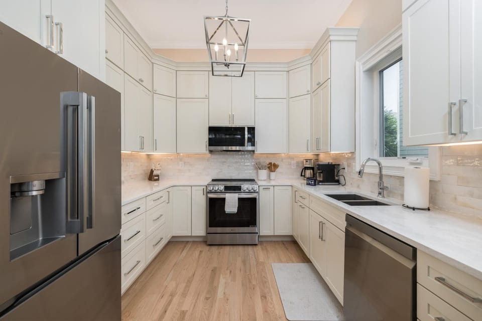 Day, TV and multimedia, Kitchen or kitchenette, dishwasher, microwave, oven, stove, toaster, kitchen, air conditioner