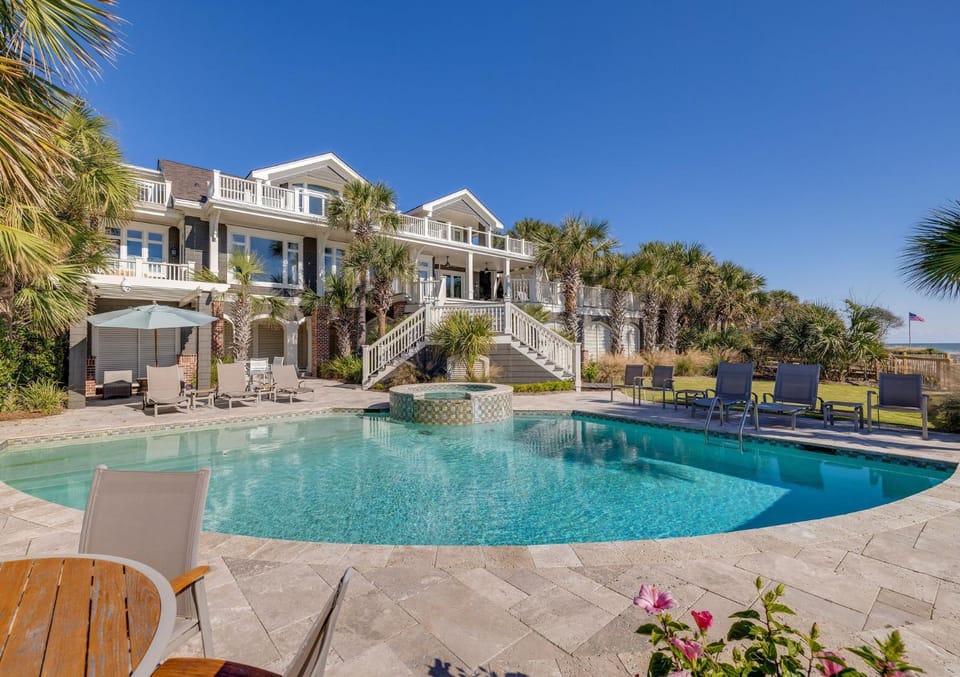 Property building, Day, Natural landscape, Garden, Balcony/Terrace, Pool view, Swimming pool