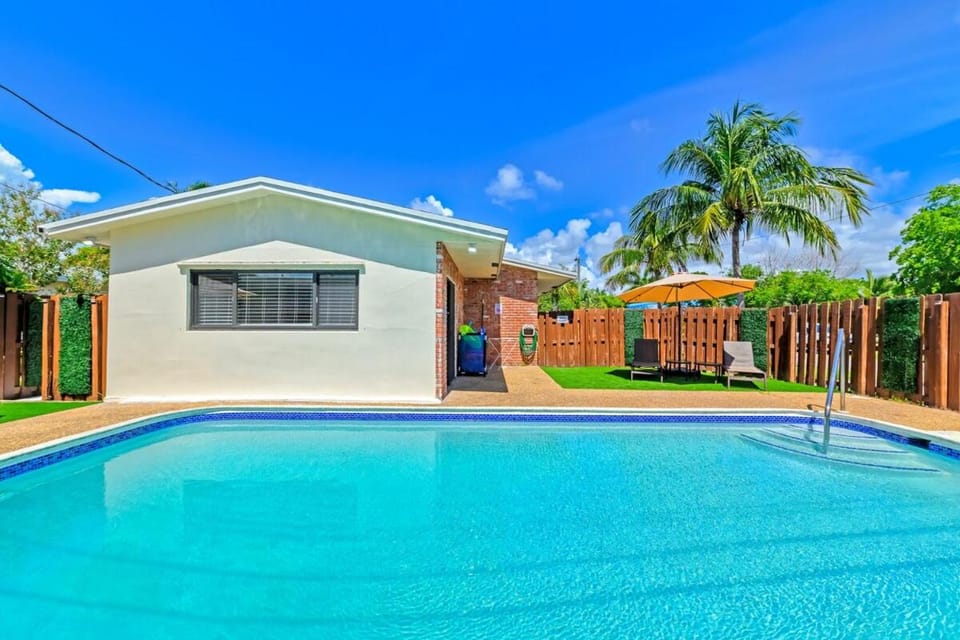Pool view, Swimming pool, sunbed