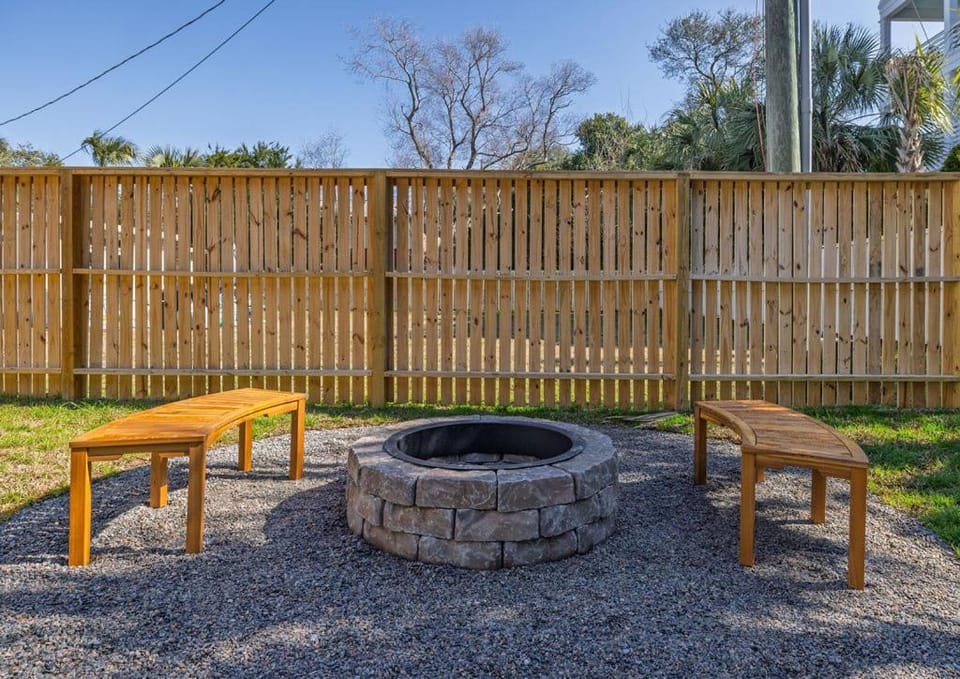 Patio, Day, Garden, TV and multimedia, Seating area, Swimming pool