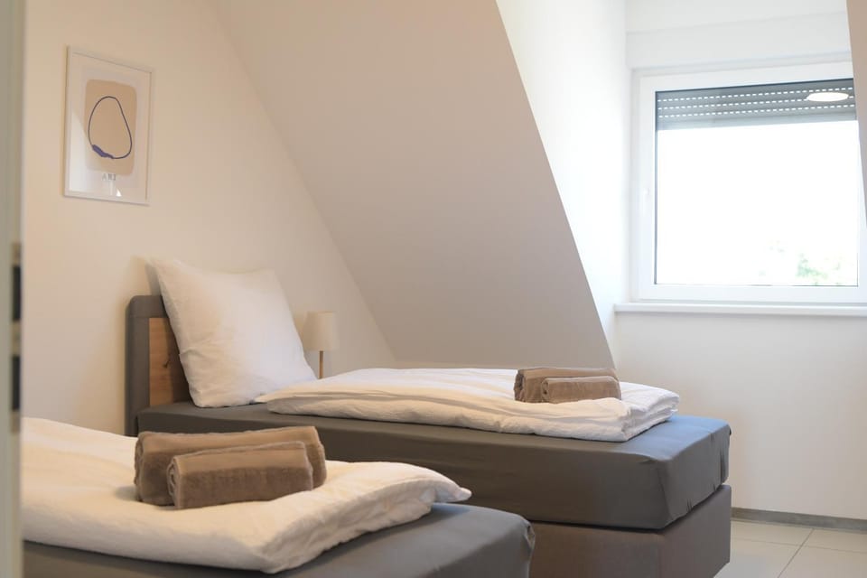 Bed, Bedroom, towels