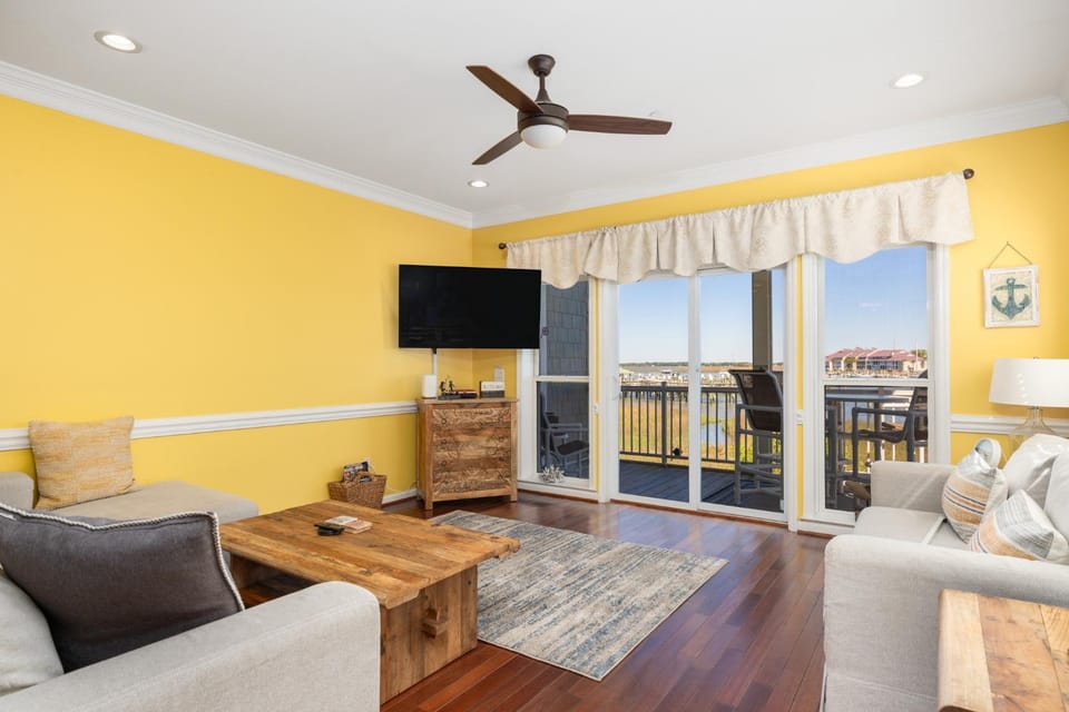 Bed, Day, TV and multimedia, View (from property/room), Balcony/Terrace, Living room, Seating area, Lake view, furniture
