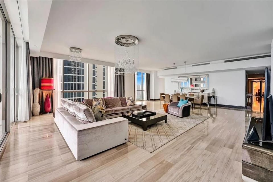 Superb Oceanfront Retreat Apartment in Sunny Isles Beach