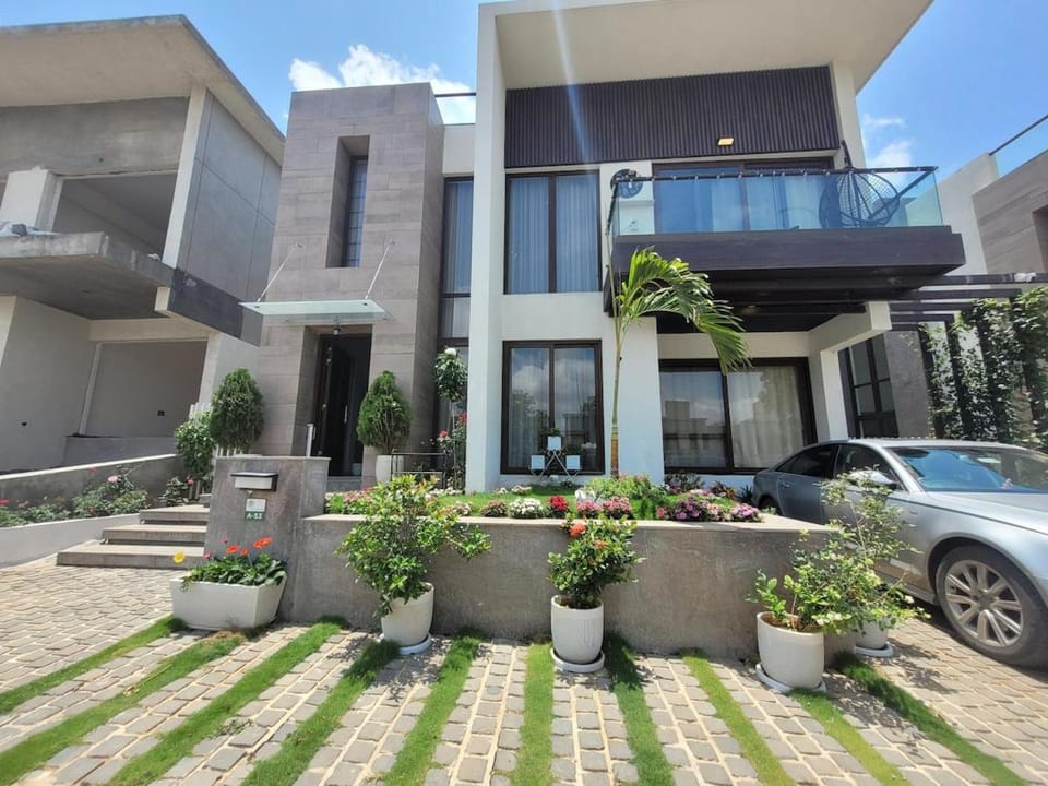 Property building, Day, Garden view, Parking