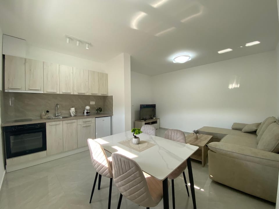 TV and multimedia, Coffee/tea facilities, Dining area, oven, stove, kitchen