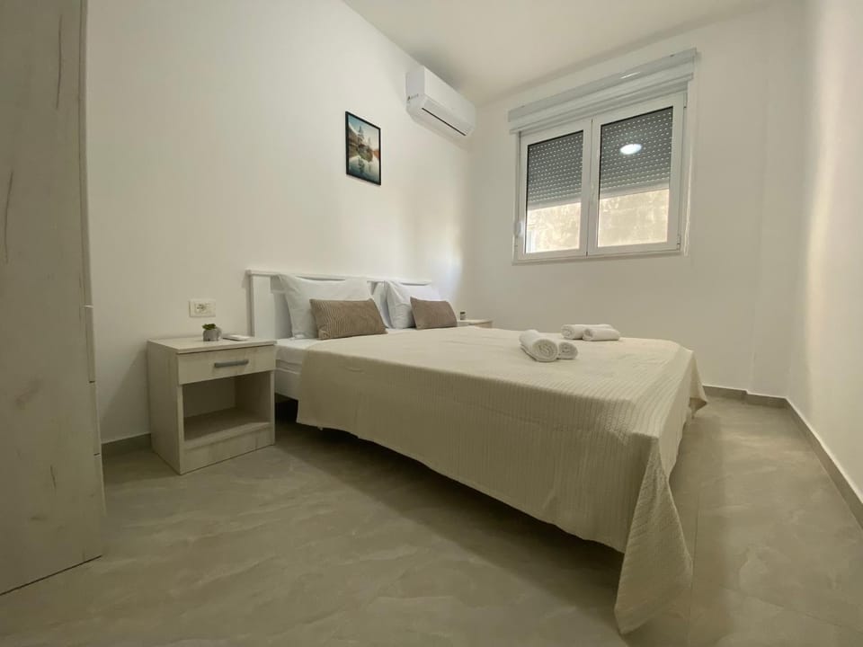 Bed, Bedroom, air conditioner