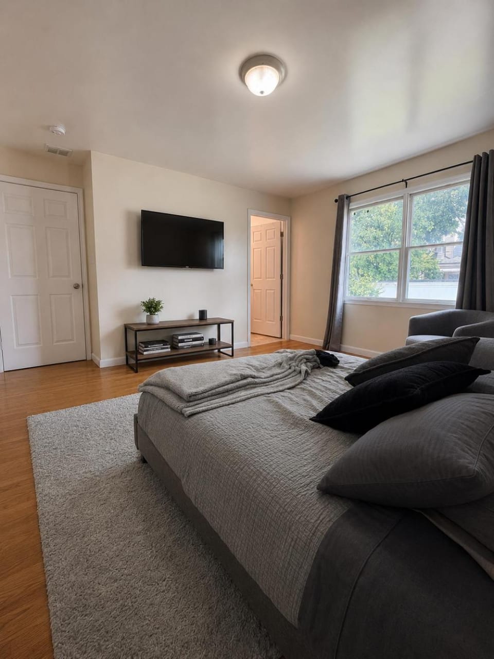 Bed, TV and multimedia
